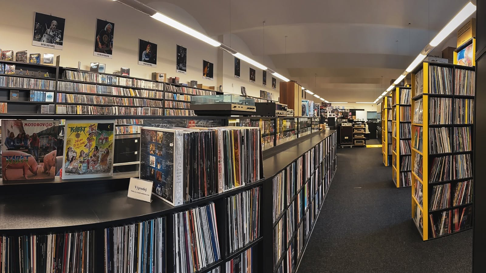 Interiér prodejny MusicRecords s regály vinylových desek, CD a gramofonem
